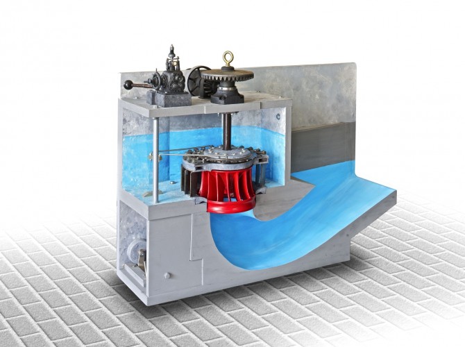 Am Modell lässt sich der Wasserstrom durch Wasserkammer, Leitapparat, Turbine und Saugrohr erläutern